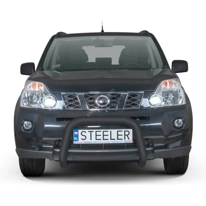 Kufanger montert på sort Nissan X-Trail 07-10, sett forfra med synlig STEELER-skilt.