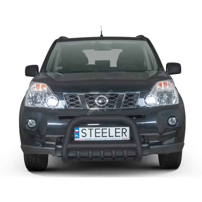 Kufanger til Nissan X-Trail 07-10, sort metall, montert foran SUV med synlig STEELER-nummerplate.
