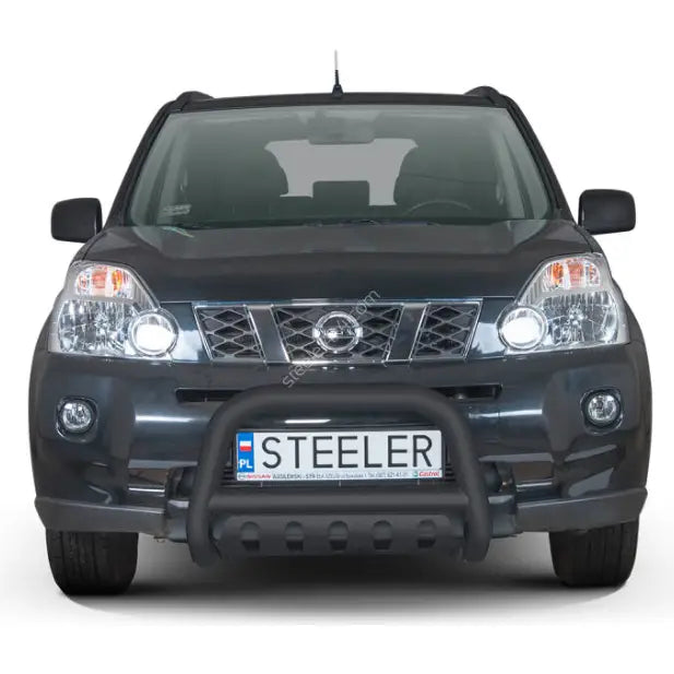 Kufanger til Nissan X-Trail 07-10, sort modell montert foran på mørk grå bil, sett rett forfra.