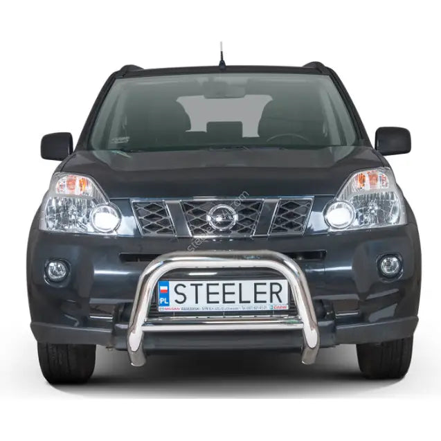 Frontbøyle Nissan X-Trail 07-10 montert foran på mørk SUV med polert tverrør mot hvit bakgrunn.