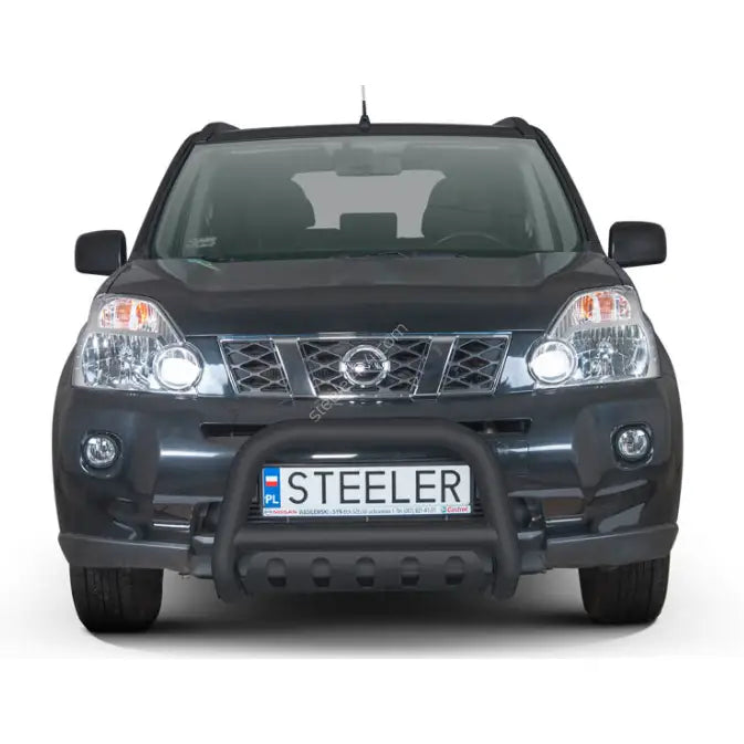 Kufanger på Nissan X-Trail 10-14, sort metallbøyle montert foran grill og støtfanger.