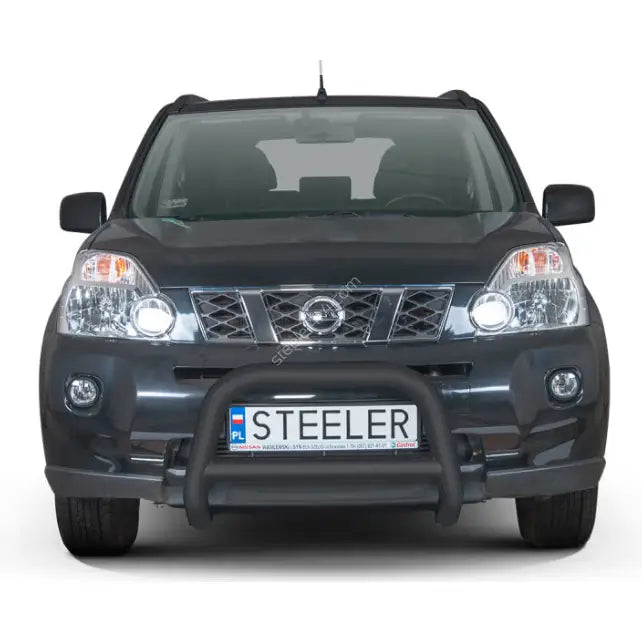Kufanger Nissan X-Trail 10-14 montert på sort SUV sett forfra med synlig "STEELER" skilt.