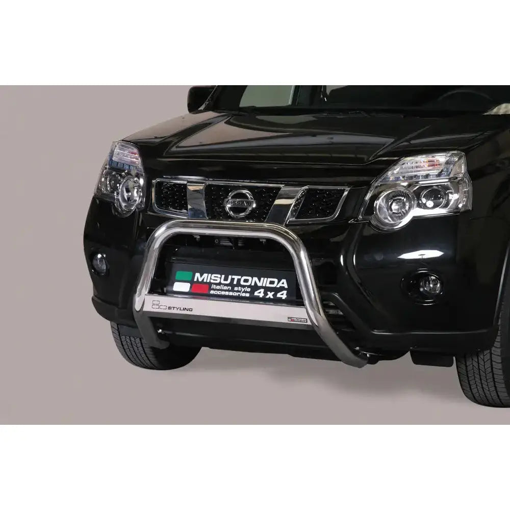 Frontbøyle Nissan X-Trail 11-14 EC Godkjent Medium Bar i blankt metall på svart SUV, sett forfra.