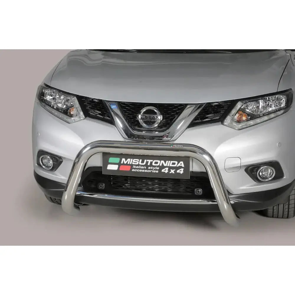 Frontbøyle Nissan X-Trail 15-21 i forkrommet metall montert foran på sølvfarget bil, sett forfra.