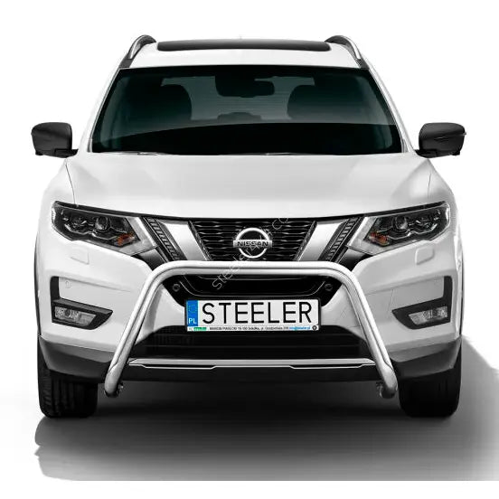 Frontbøyle på Nissan X-Trail 18- EC godkjent, montert foran på hvit SUV med sølvfarget metall.