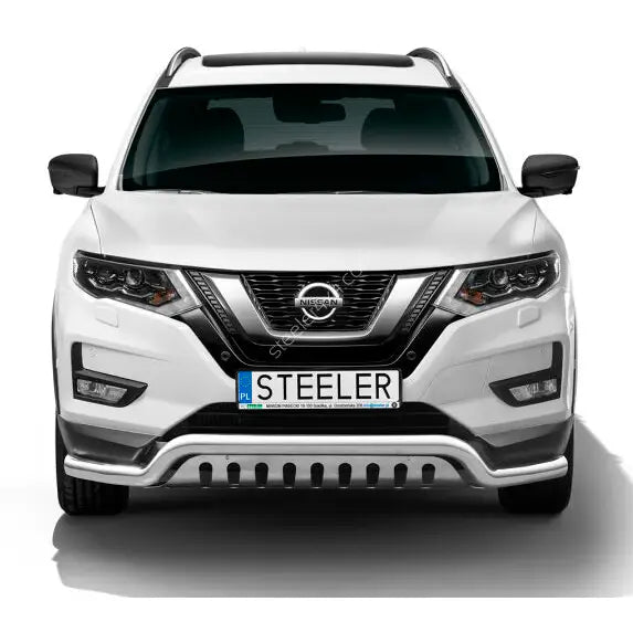 Frontbøyle Nissan X-Trail 18- EC godkjent lav med plate montert på hvit SUV sett forfra.