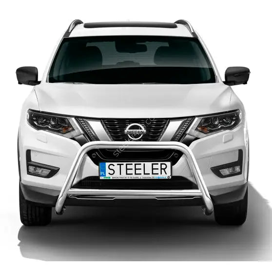 Frontbøyle Nissan X-Trail 18- i polert metall montert på hvit SUV, sett rett forfra.