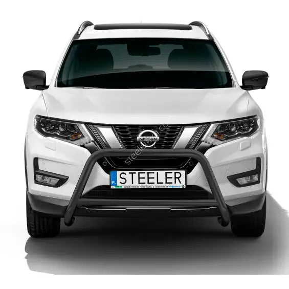 Kufanger til Nissan X-Trail 18- EC godkjent med tverrør montert på hvit SUV, sett forfra.