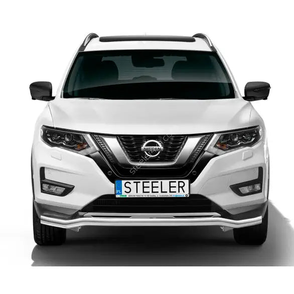Frontbøyle på hvit Nissan X-Trail 18- SUV med krom grill og sølv beskyttelseslist foran.