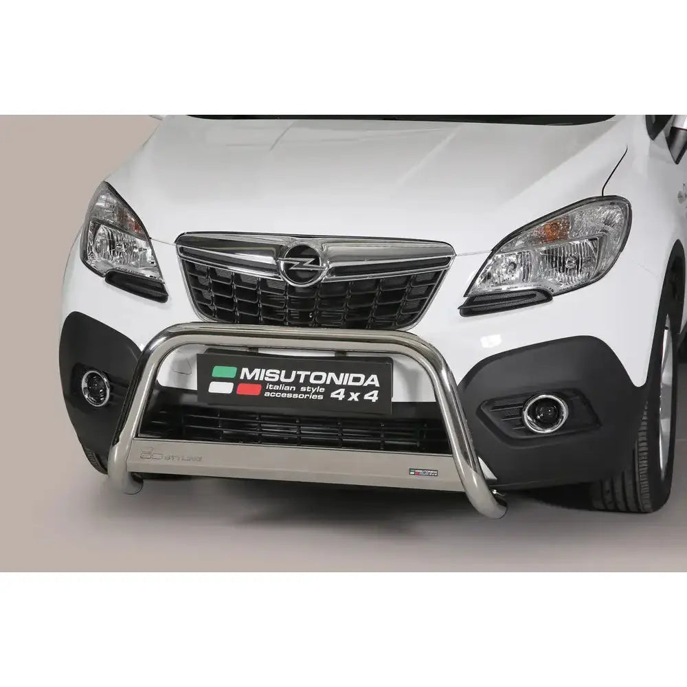 Frontbøyle Opel Mokka 12-16 EC godkjent medium bar montert på hvit bil, sett rett forfra.