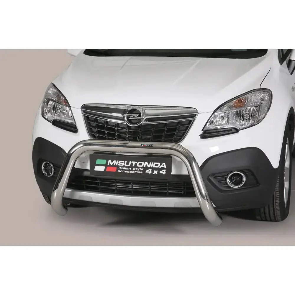 Frontbøyle Opel Mokka 12-16 EC-Godkjent Super Bar montert på hvit bil, sett rett forfra.