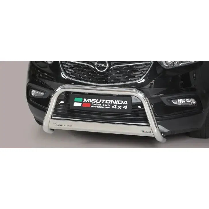 Frontbøyle Opel Mokka X EC godkjent medium bar, sølvfarget metall montert foran på svart bil.