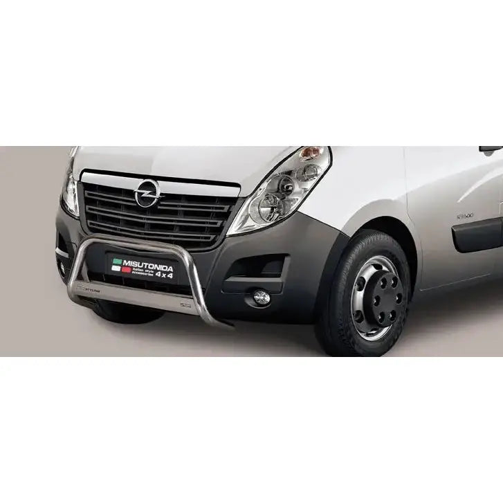 Frontbøyle Opel Movano 10-19 EC Godkjent Medium Bar montert foran på bilens frontparti.