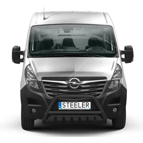 Kufanger Opel Movano 19-23 EC godkjent montert foran på sølvfarget varebil med synlig Opel-logo.