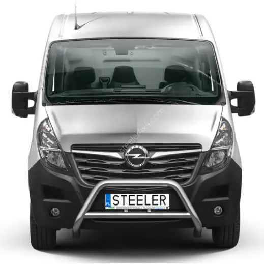 Frontbøyle Opel Movano 19-23 EC godkjent med tverrør montert foran på sølvfarget varebil.