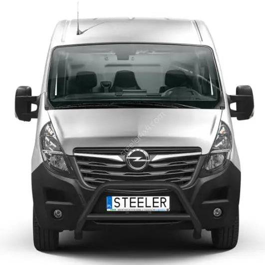 Kufanger Opel Movano 19-23 montert foran grillen på sølvfarget varebil med Opel-logo.