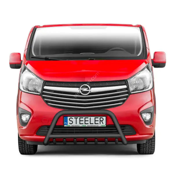 Kufanger på Opel Vivaro 14-19 EC godkjent montert foran grillen med synlig STEELER-skilt.