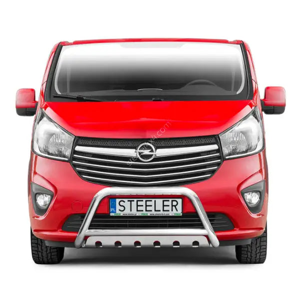 Frontbøyle Opel Vivaro 14-19 montert på rød varebil sett forfra med krommet kufanger og Opel-logo.