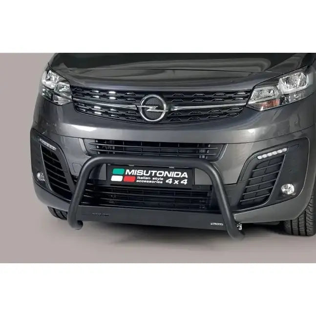 Kufanger Opel Zafira sort frontbøyle i metall montert foran på mørk grå bil, grill og lykter synlige.