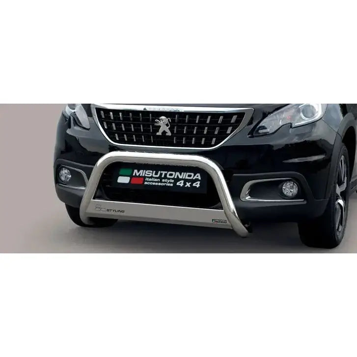 Frontbøyle Peugeot 2008 16-19 i sølvfarget metall montert på svart bil, sett rett forfra.