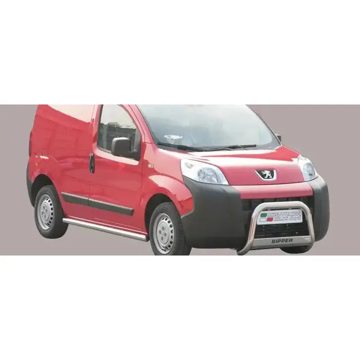 Frontbøyle Peugeot Bipper 08-16 montert på rød varebil med sølv stigtrinn, vist skrått forfra.