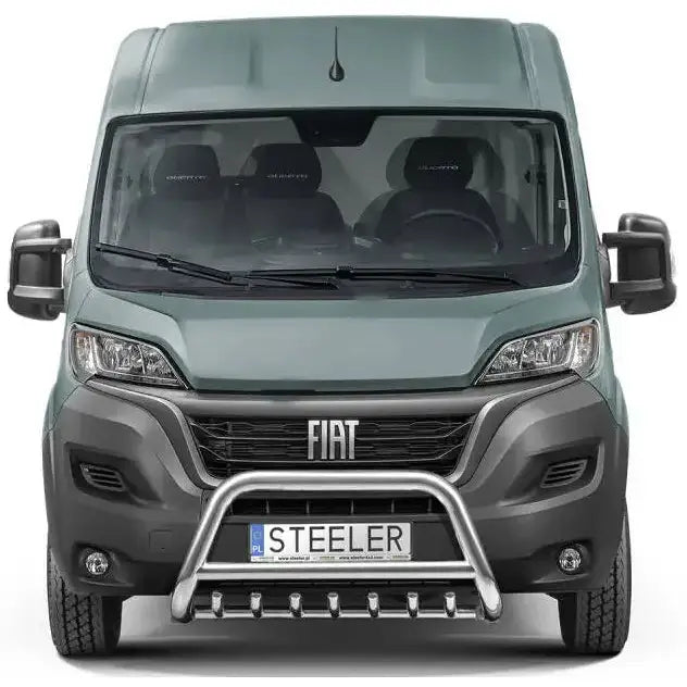 Frontbøyle Peugeot Boxer 14- EC godkjent montert foran grillen på grå varebil med FIAT-logo.