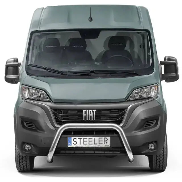 Frontbøyle Peugeot Boxer 14- i blankt metall montert under grillen på grå varebil med FIAT-logo.