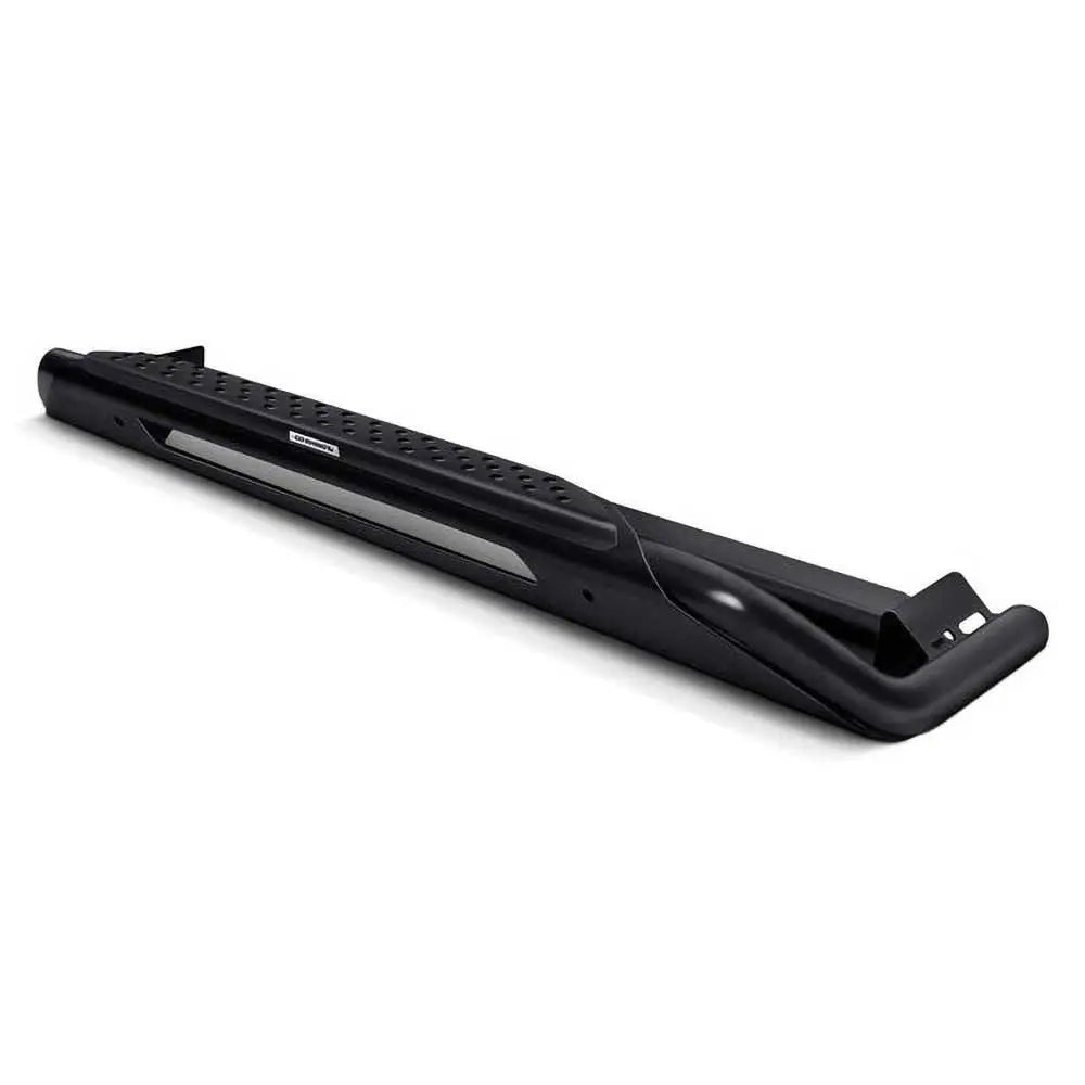 Kufanger Go Rhino RC3 til RAM 1500 Classic DS med perforert trinnflate og sølvfarget sikkerhetsplate.