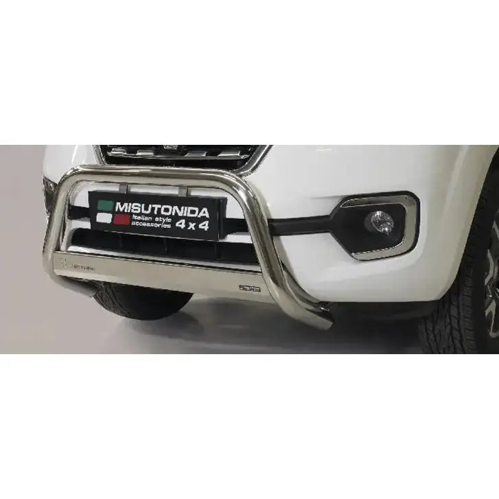 Frontbøyle Renault Alaskan 18-20 EC godkjent medium bar montert på hvit bil med tåkelys.