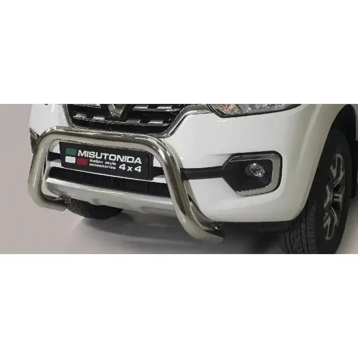 Frontbøyle Renault Alaskan 18-20 Super Bar i blankt metall montert på hvit SUV sett skrått forfra.