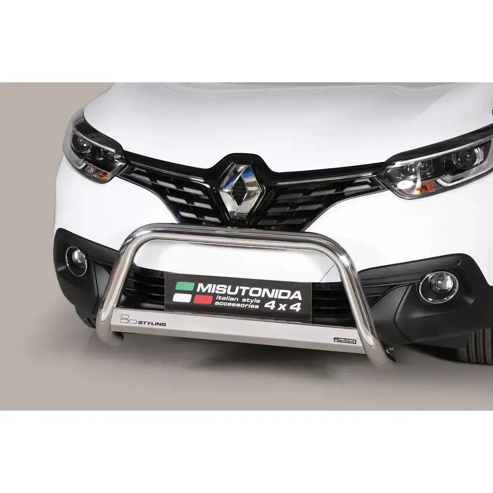 Frontbøyle Renault Kadjar 15-18 montert på hvit bil, sett rett forfra med synlig grill og bilskilt.