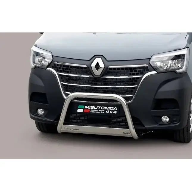 Frontbøyle Renault Master 19- EC Godkjent Medium Bar i sølvstål montert på bilens front.