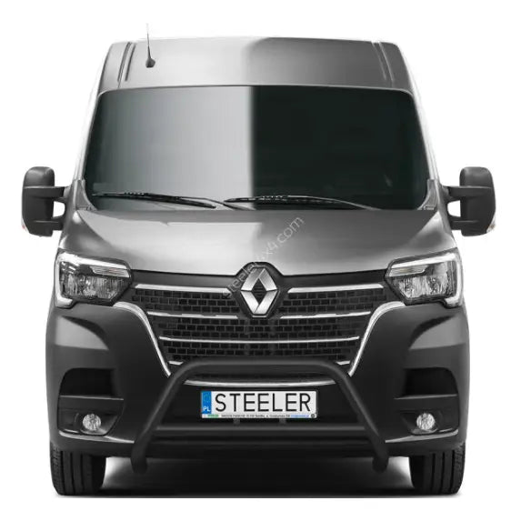 Kufanger til Renault Master 19- med tverrør montert foran på sort varebil, sett rett forfra.