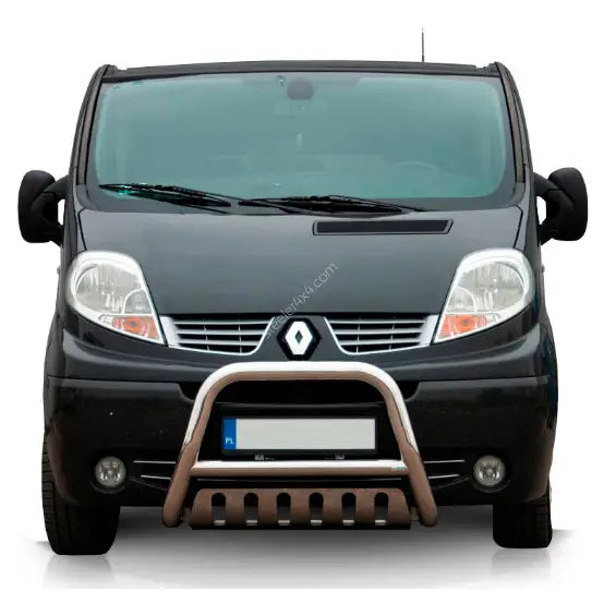 Frontbøyle til Renault Trafic 01-14, sølvfarget metall montert foran grillen på sort varebil.