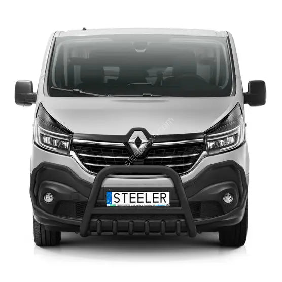 Kufanger Renault Trafic 19-21 EC godkjent med grill, vist fra skrå vinkel mot fronten.