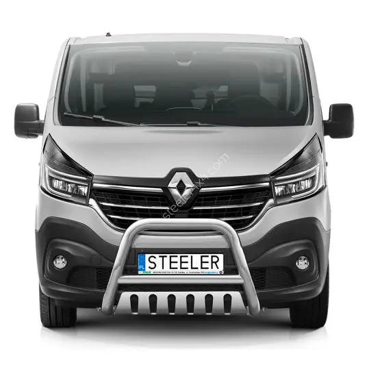 Frontbøyle Renault Trafic 19-21 montert foran med sølvfarget beskyttelsesplate og "STEELER" nummerskilt.