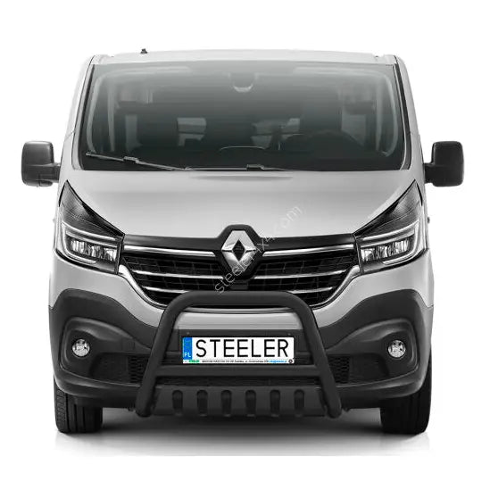 Kufanger til Renault Trafic 19-21 montert foran grill og støtfanger på sølvfarget varebil.