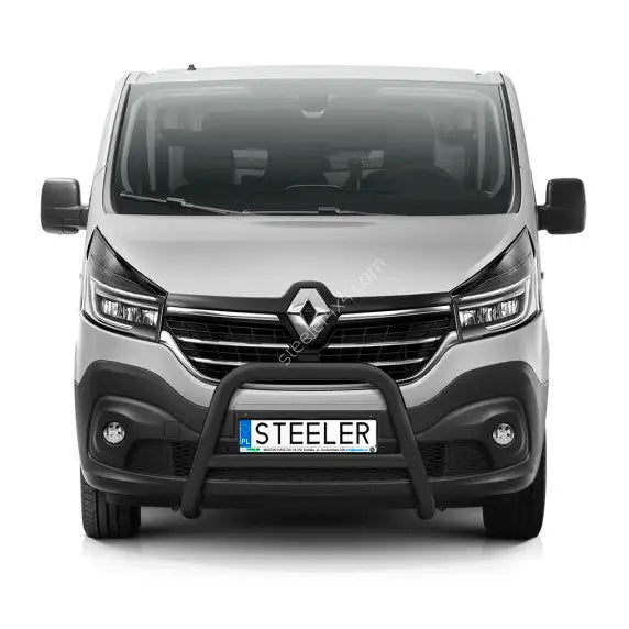 Kufanger til Renault Trafic 19-21 montert foran på sølvfarget varebil, sett rett forfra.