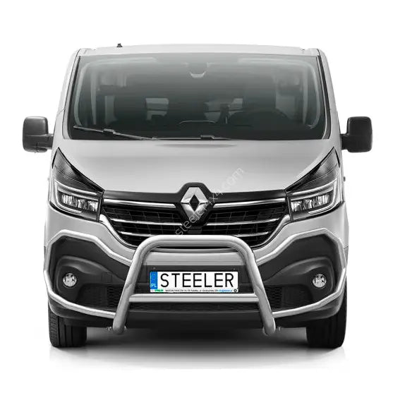 Frontbøyle Renault Trafic 19-21 montert foran på sølvfarget varebil med tverrør og lysbeskyttelse.