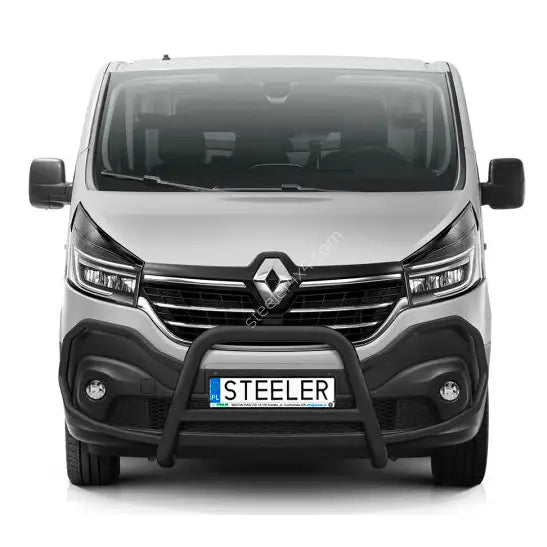 Kufanger på Renault Trafic 19-21 med tverrør og lysbeskyttelse, sett forfra på sølvfarget varebil.