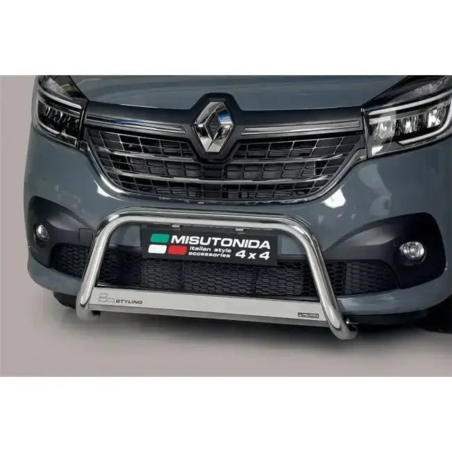 Frontbøyle Renault Trafic 2019- i blankt metall montert foran på grå bil, sett rett forfra.