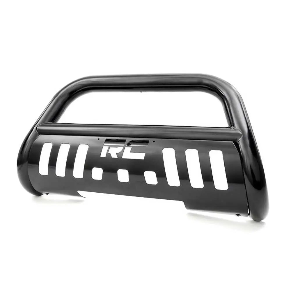 Frontbøyle Rough Country for RAM 1500 Classic DS 19-, sort metall med RC-logo og robuste utskårne detaljer.