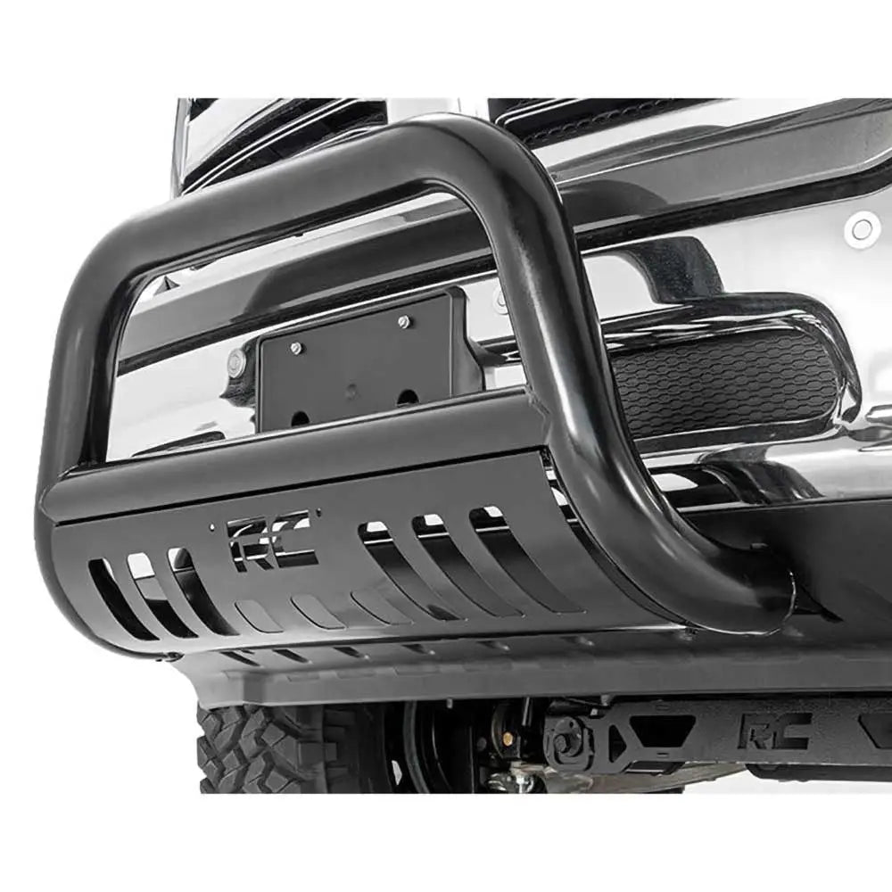 Frontbøyle Rough Country RAM 1500 Classic DS med svart børstebøyle og RC-logo, sett fra lav vinkel foran.