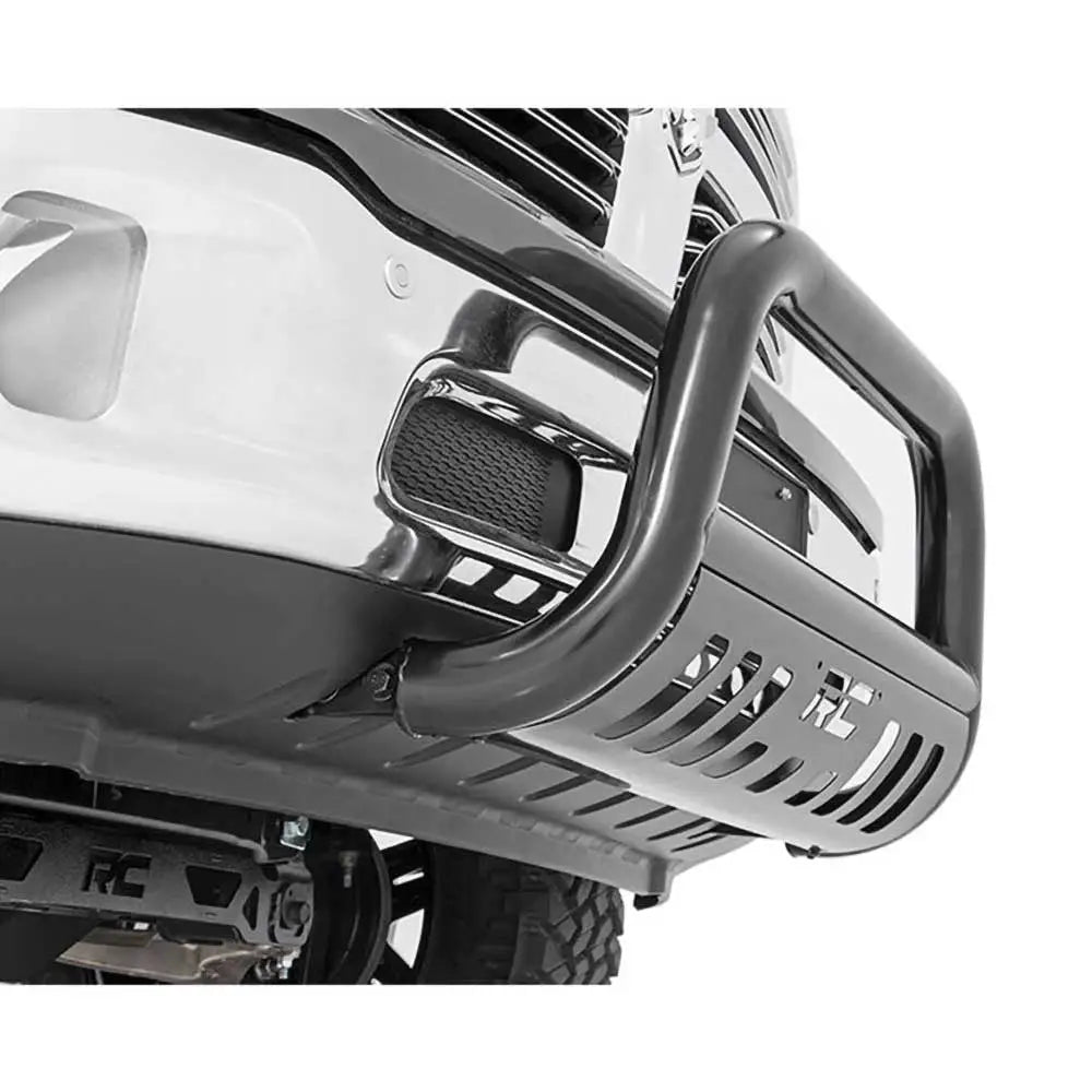 Lyktebøyle Rough Country montert på RAM 1500 Classic DS, sett fra undersiden med synlig beskyttelsesplate.