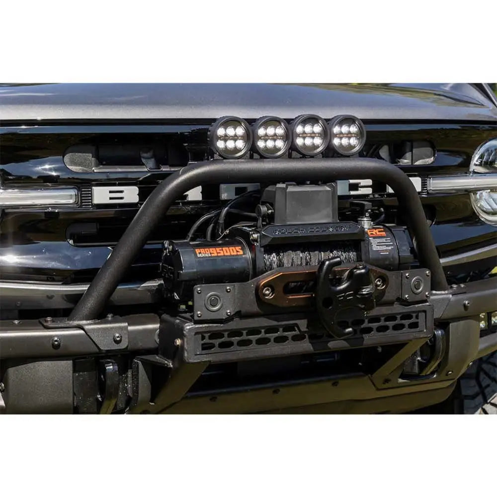 Frontbøyle Safari Rough Country på Ford New Bronco med vinsj og fire runde LED ekstralys.