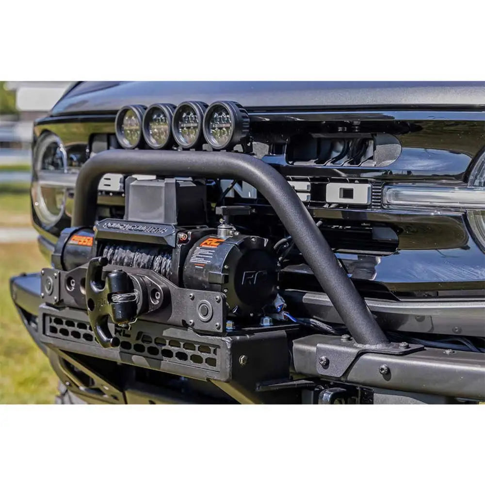 Kufanger Safari Rough Country til Ford New Bronco med fire runde ekstralys og elektrisk vinsj.