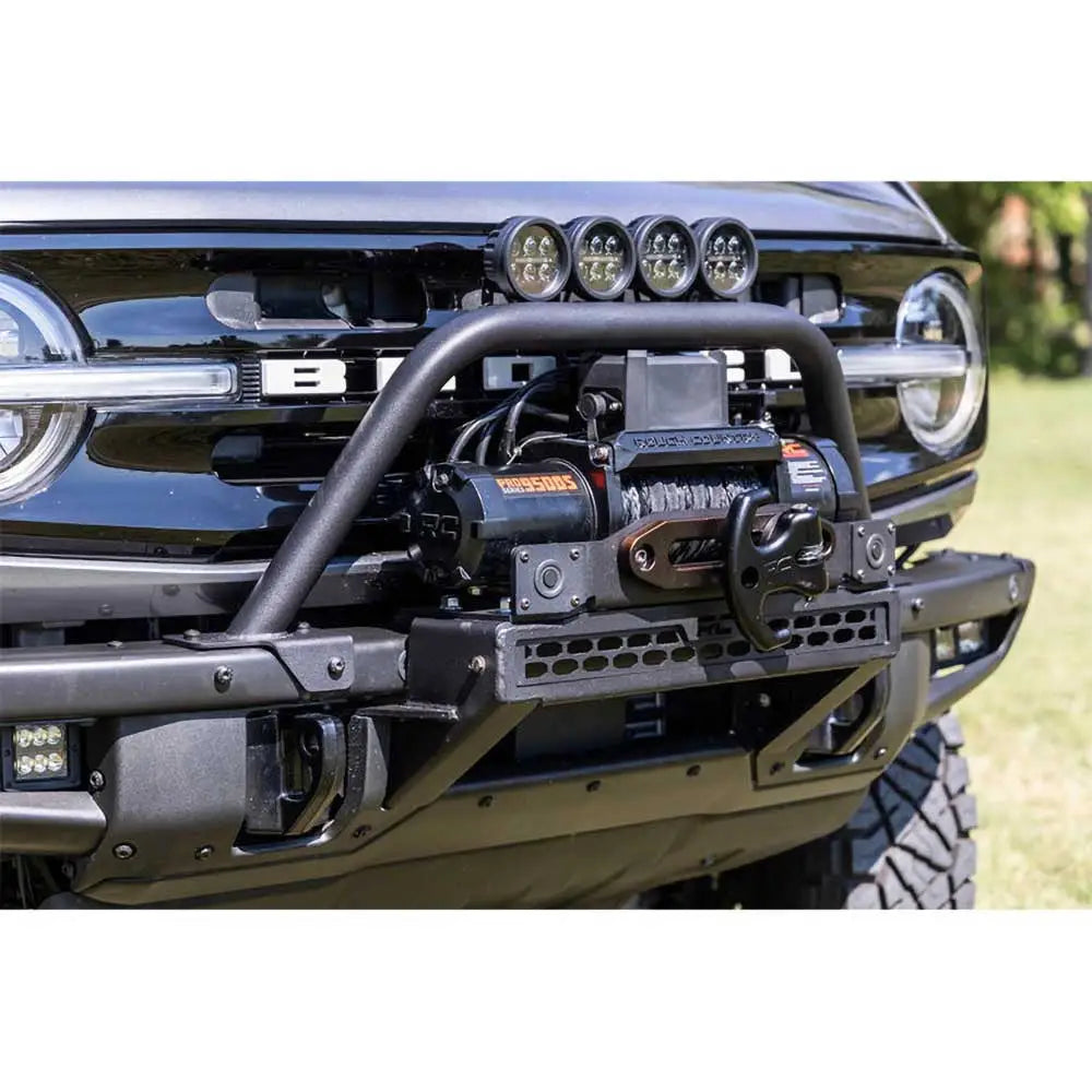 Lysbøyle Safari Rough Country montert på Ford New Bronco med fire runde ekstralys og vinsj.