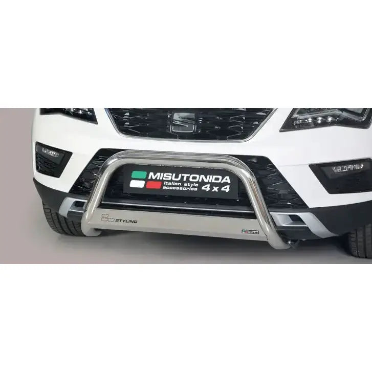 Frontbøyle Seat Ateca 18- i forkrommet stål montert foran på hvit bil, sett rett forfra.