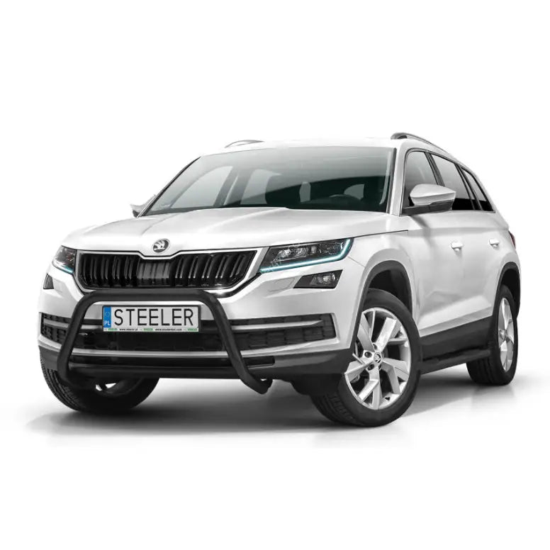 Kufanger på Skoda Kodiaq 16-21 montert foran, sort metall mot sølv SUV, sett i skrå vinkel.