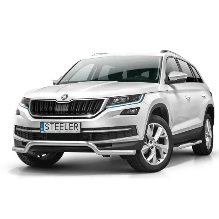 Frontbøyle Skoda Kodiaq 16-21 montert på hvit SUV med sølv kufanger og stigtrinn på hvit bakgrunn.